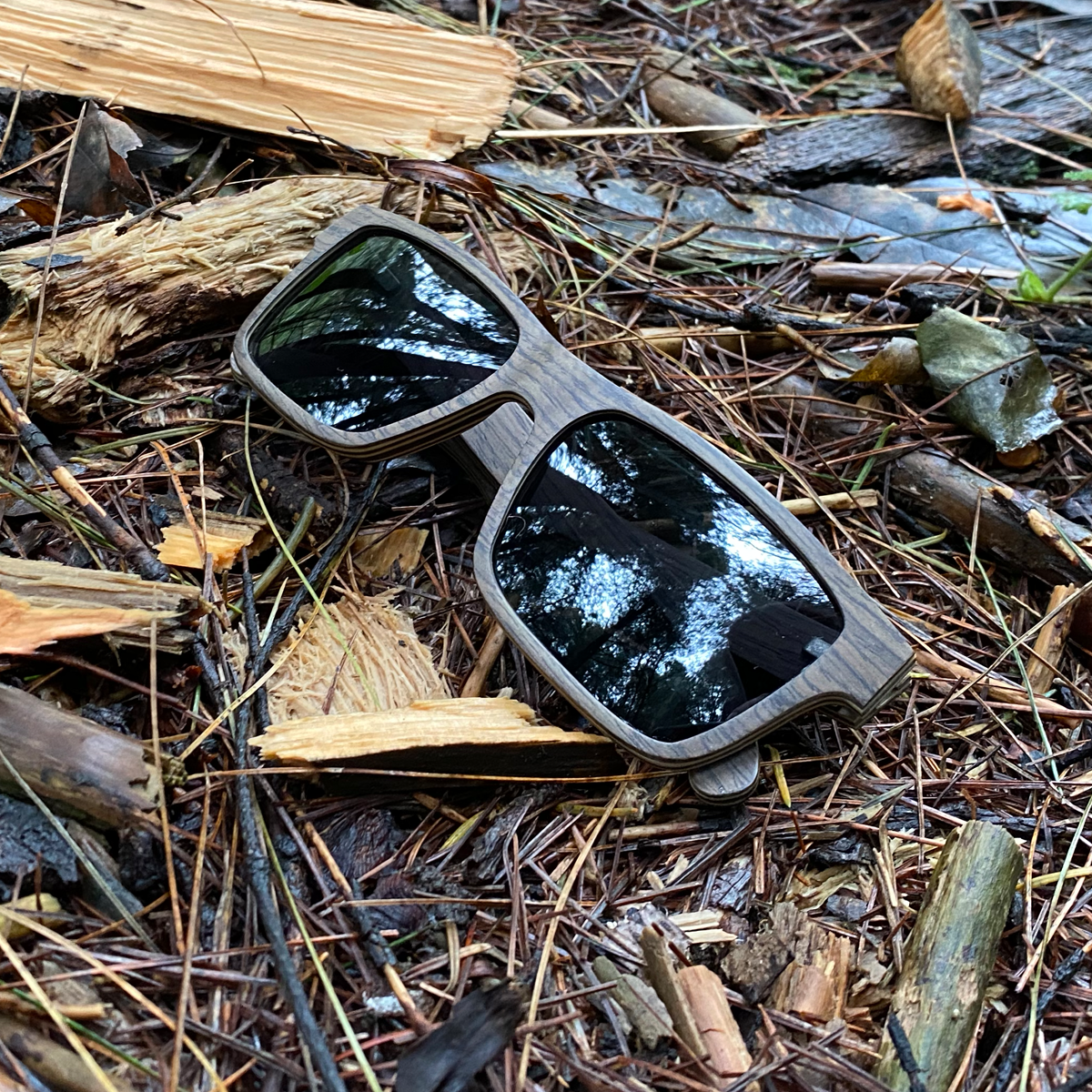 Lentes solares de madera chapada en nogal y arce con lentes grises polarizados. Actitud Optimista. Los clásicos nunca mueren porque disfrutas de la serenidad y de las cosas sin complicaciones. Lentes Solares de Madera Clásico.