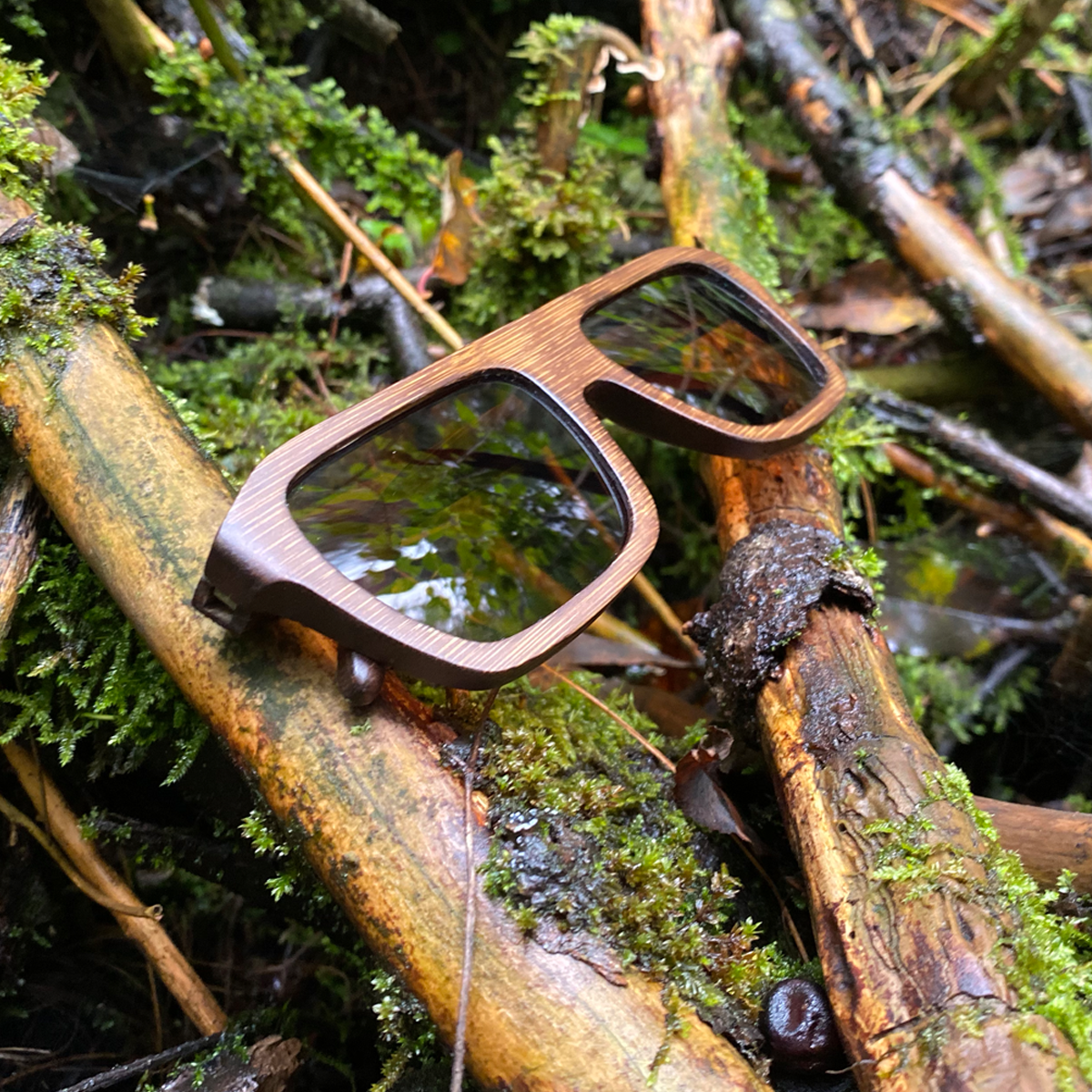 Lentes solares de bamboo color café con lentes polarizados color ambar. Actitud Relajada. Lo tuyo son los lugares con vista al mar, te encanta vivir nuevas experiencias solo o acompañado. Lentes Solares de Bambú Navegante.