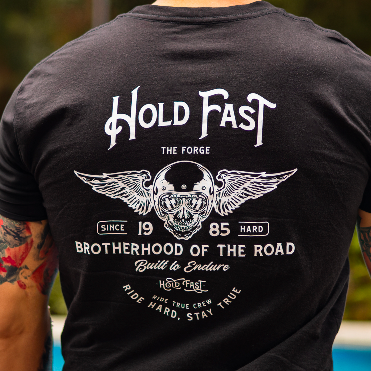 DROP 01 · HOLD FAST THE FORGE — PLAYERA HOMBRE