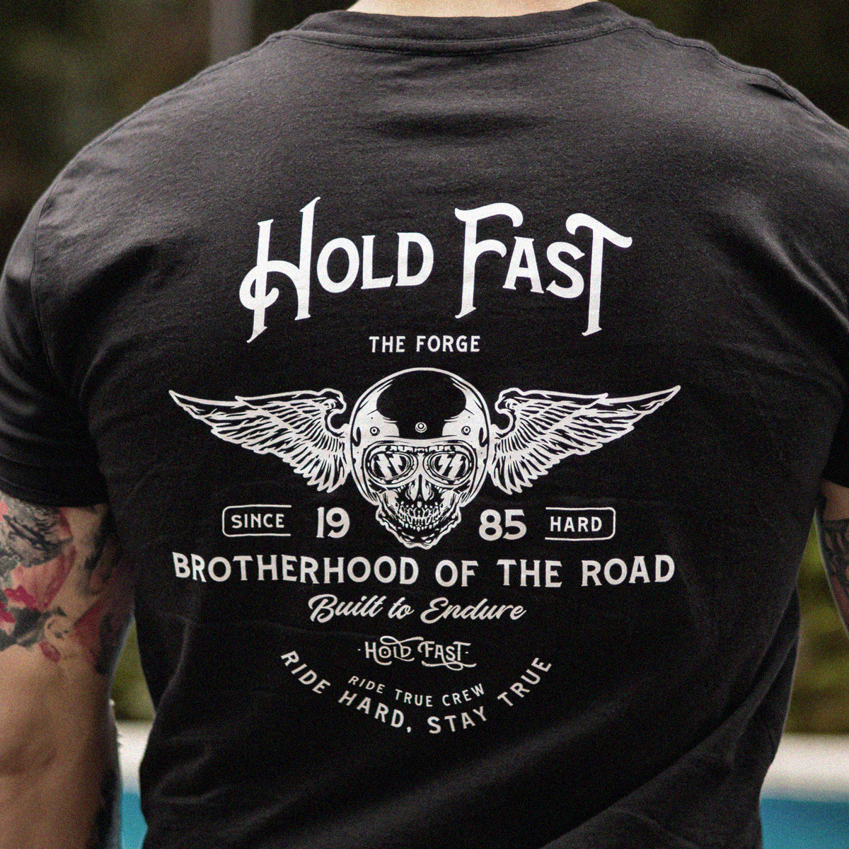 DROP 01 · HOLD FAST THE FORGE — PLAYERA HOMBRE