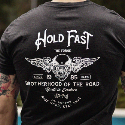 DROP 01 · HOLD FAST THE FORGE — PLAYERA HOMBRE