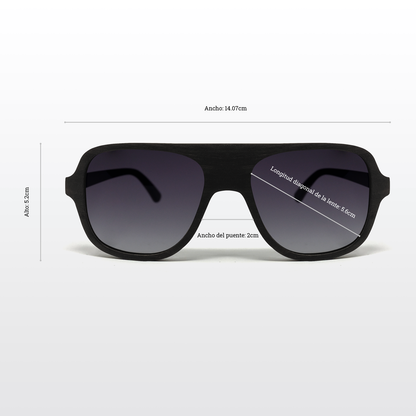 Lentes solares de madera de capas de ébano color negro con micas polarizadas color negro degradado. Actitud Intrépida.  Te encanta arriesgarte y hacer cosas diferentes y extremas, no te conformas con poco. lentes Solares de Madera Aviador.