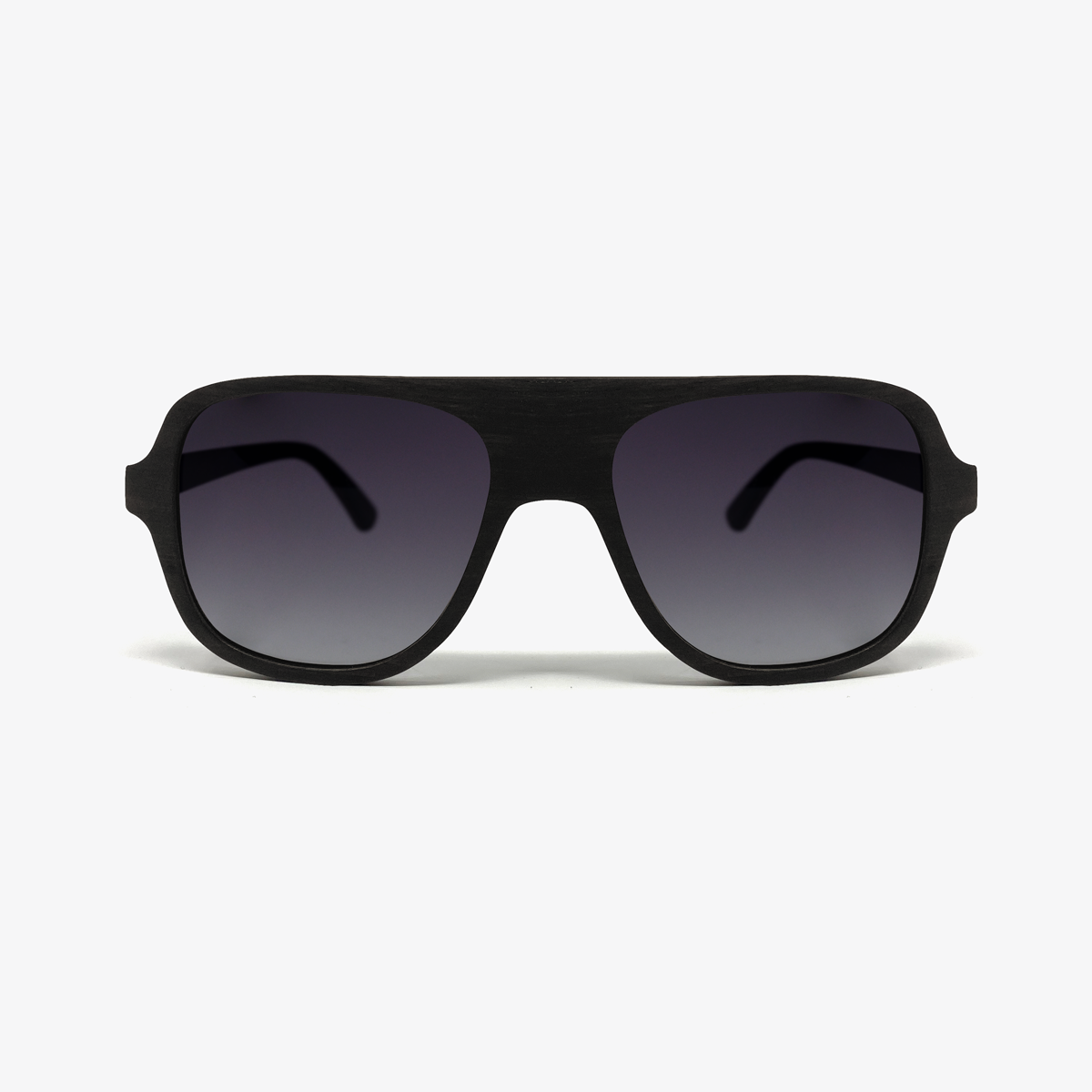 Lentes solares de madera de capas de ébano color negro con micas polarizadas color negro degradado. Actitud Intrépida.  Te encanta arriesgarte y hacer cosas diferentes y extremas, no te conformas con poco. lentes Solares de Madera Aviador.