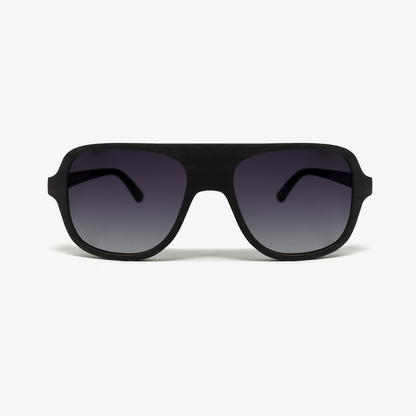 Lentes solares de madera de capas de ébano color negro con micas polarizadas color negro degradado. Actitud Intrépida.  Te encanta arriesgarte y hacer cosas diferentes y extremas, no te conformas con poco. lentes Solares de Madera Aviador.