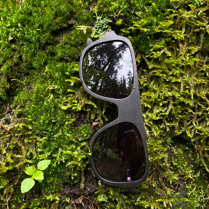 Lentes solares de madera de capas de ébano color negro con micas polarizadas color negro degradado. Actitud Intrépida.  Te encanta arriesgarte y hacer cosas diferentes y extremas, no te conformas con poco. lentes Solares de Madera Aviador.