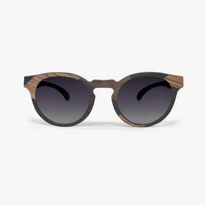 Lentes solares de madera mixta en capas con lentes grises polarizados color humo. Actitud Espontánea.  Inspiras a todo el que te rodea por que irradias alegría en todo momento, eres genial. Lentes Solares de Madera Alegría.