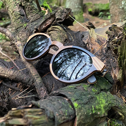 Lentes solares de madera mixta en capas con lentes grises polarizados color humo. Actitud Espontánea.  Inspiras a todo el que te rodea por que irradias alegría en todo momento, eres genial. Lentes Solares de Madera Alegría.