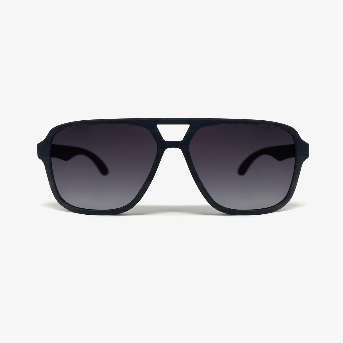 Lentes solares de madera de capas de ébano con lentes polarizados color humo. Actitud Libre.  Eres implacable, te gusta la libertad y compartir con aquellos que se cruzan en tu camino. Lentes Solares de Madera Jinete.