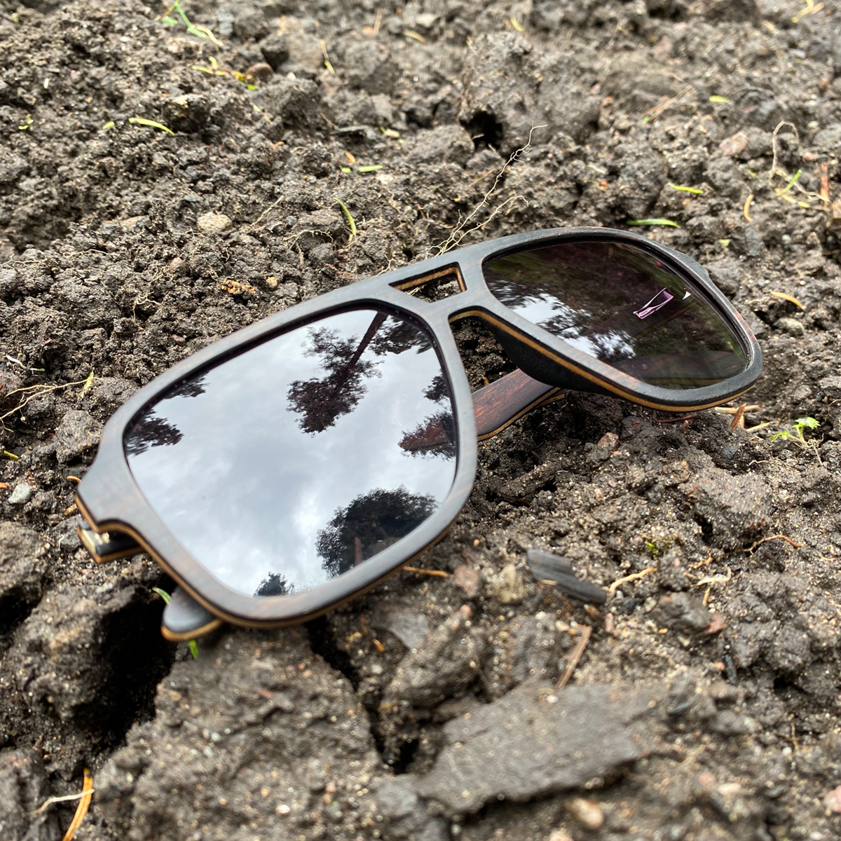 Lentes solares de madera de capas de ébano con lentes polarizados color humo. Actitud Libre. Eres implacable, te gusta la libertad y compartir con aquellos que se cruzan en tu camino. Lentes Solares de Madera Jinete.
