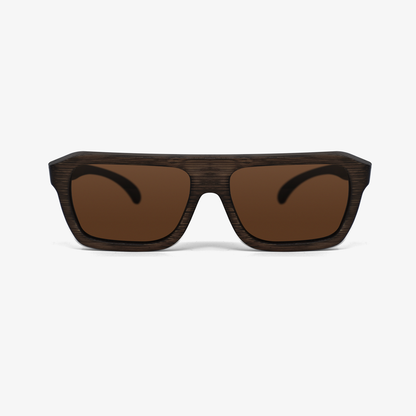Lentes solares de bamboo color café con lentes polarizados color ambar. Actitud Relajada.  Lo tuyo son los lugares con vista al mar, te encanta vivir nuevas experiencias solo o acompañado. Lentes Solares de Bambú Navegante.
