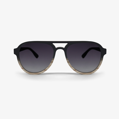 Lentes solares de madera chapada en doble color con lentes polarizados en color humo. Actitud Ecléctica.  Eres escandaloso, te gusta la velocidad, te despreocupa lo que digan o piensen de ti. Lentes Solares de Madera Piloto.