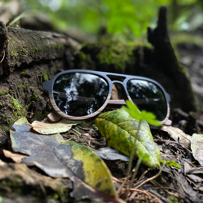 Lentes solares de madera chapada en doble color con lentes polarizados en color humo. Actitud Ecléctica.  Eres escandaloso, te gusta la velocidad, te despreocupa lo que digan o piensen de ti. Lentes Solares de Madera Piloto.
