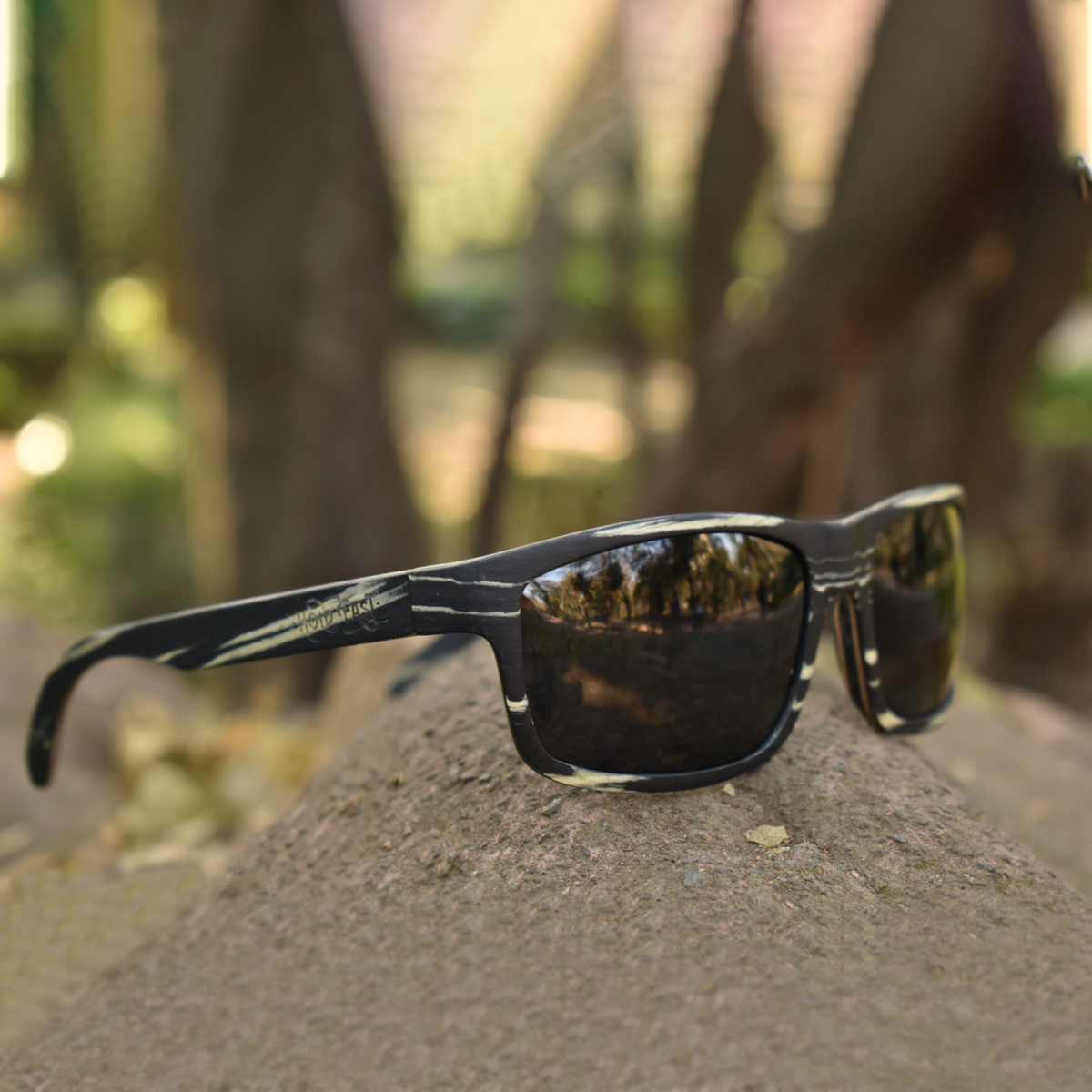 Lentes solares de madera chapada en ébano color negro con vetas en color blanco con lentes polarizados en color humo. Actitud Salvaje.  Despiertas pensando en nuevos caminos y nuevos retos, te gusta la naturaleza en su ámbito salvaje. Lentes Solares de Madera Viajero Cebra.