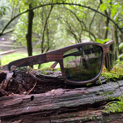 Lentes solares de madera chapada en ébano con lentes polarizados en color gris. Actitud Aventurera.  Eres pata de perro, amas explorar y conocer nuevos horizontes, tu destino ideal es cualquier lugar. Lentes Solares de Madera Viajero.