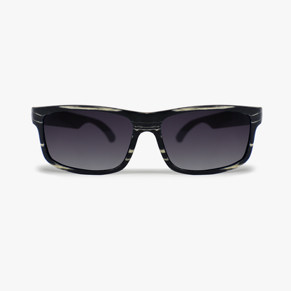 Lentes solares de madera chapada en ébano color negro con vetas en color blanco con lentes polarizados en color humo. Actitud Salvaje.  Despiertas pensando en nuevos caminos y nuevos retos, te gusta la naturaleza en su ámbito salvaje. Lentes Solares de Madera Viajero Cebra.